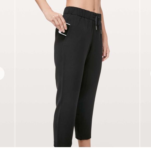 Lululemon On the Fly Crop pants drawstring black 10 woven - Picture 4 of 9